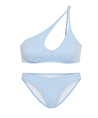 Hellblauer Bikini mit asymmetrischem Oberteil und geometrischem Muster, dazu passende Bikinihose.