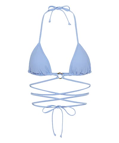 Himmelblauer Bikinioberteil mit verstellbaren Schnürungen und goldfarbenem Ringdetail in der Mitte.