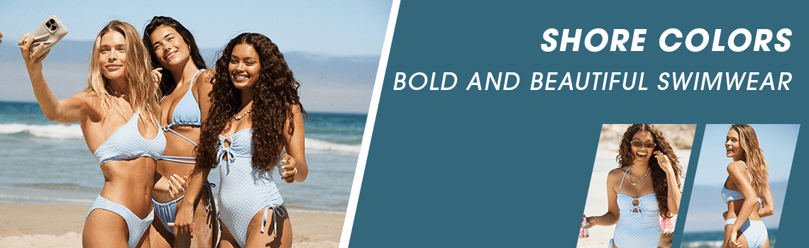 SHORE COLORS – BOLD AND BEAUTIFUL SWIMWEAR – Vier Frauen in blau-weiß gestreiften Bikinis machen ein Selfie am Strand