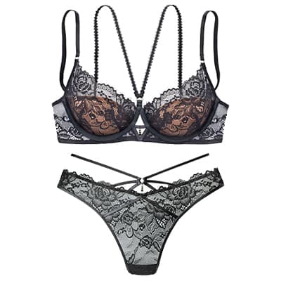 Schwarzes Spitzen-BH und String-Set mit Blumenmuster und transparenten Details, auf weißem Hintergrund fotografiert