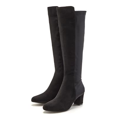Schwarze kniehohe Stiefel mit Blockabsatz, schmaler Schaft und leicht abgerundeter Spitze, paarweise schräg nach vorn gestellt
