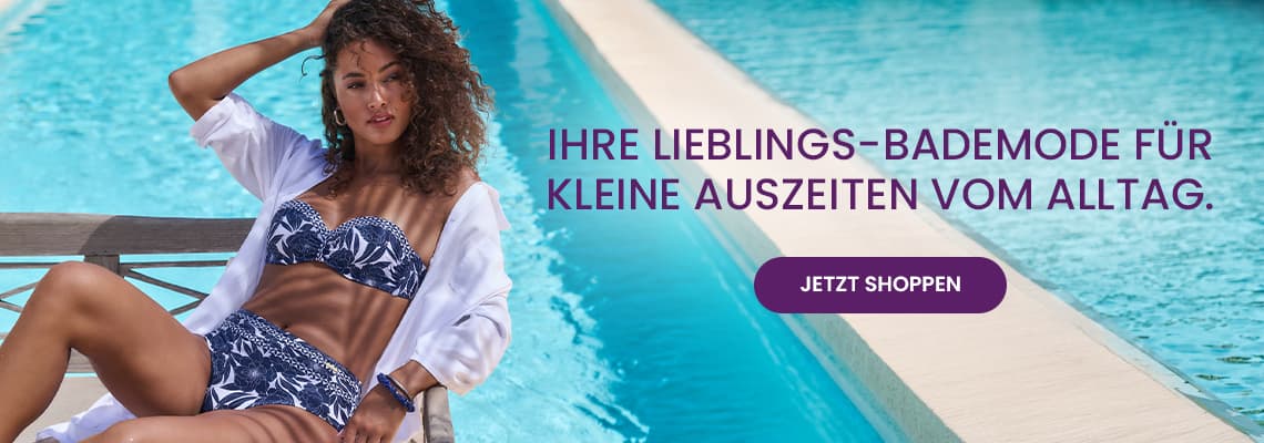 Ihre Lieblings-Bademode für kleine Auszeiten vom Alltag – Frau im gemusterten Bikini entspannt auf Liege am Pool