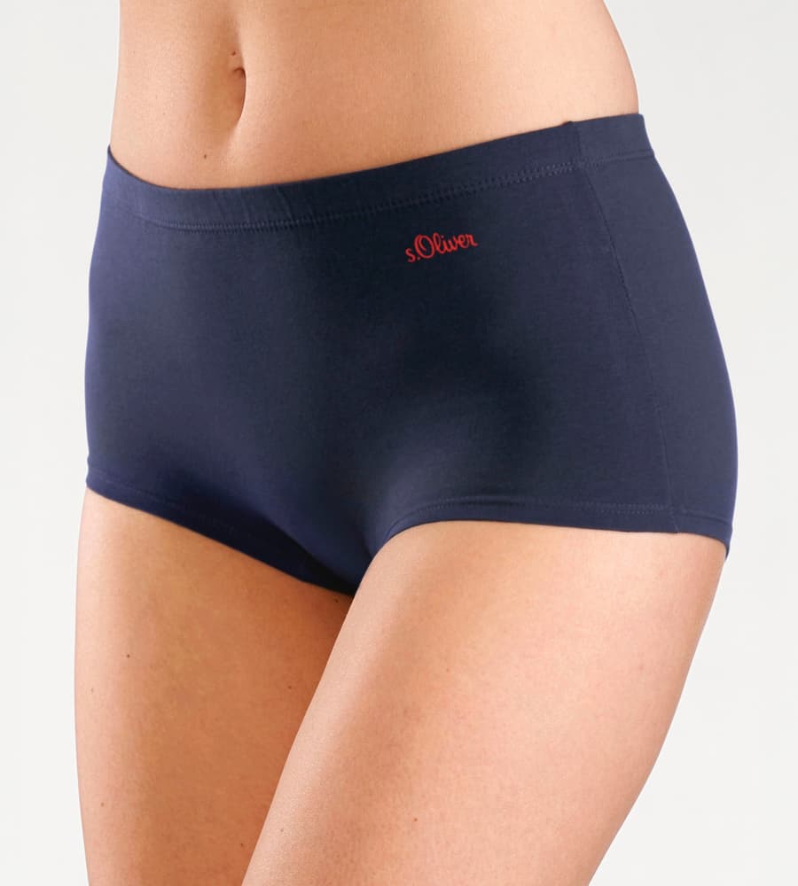 s.Oliver Logo – Frau von der Taille abwärts in dunkelblauer Panty vor hellem Hintergrund