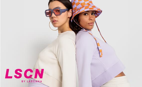 LSCN by LASCANA – Deux femmes posant dos à dos en sweats pastel, l'une avec un bob à carreaux et l'autre avec des lunettes modernes