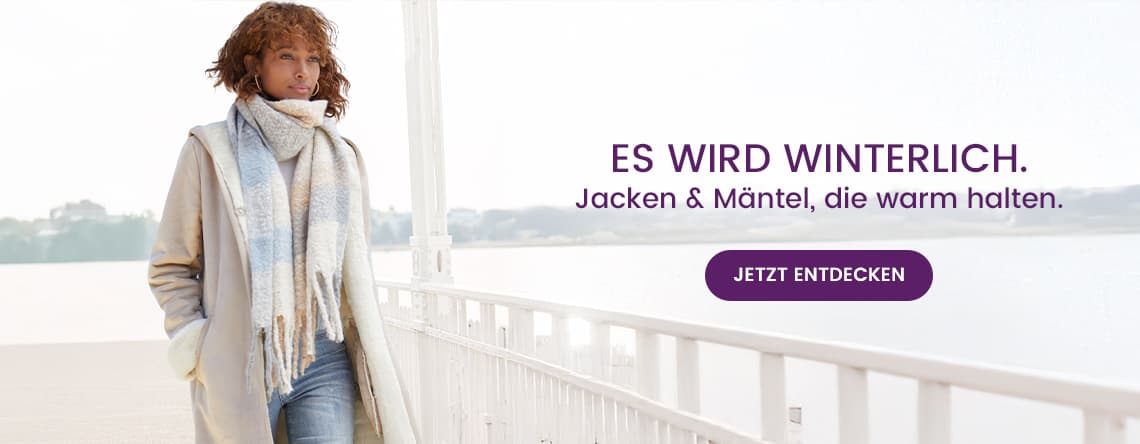 Es wird winterlich. Jacken & Mäntel, die warm halten. Frau in hellem Mantel und Schal auf einer Brücke