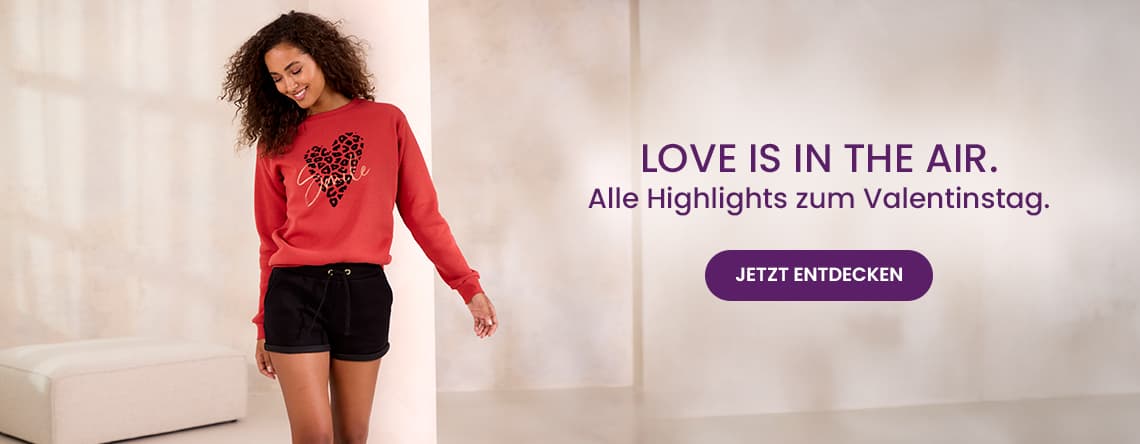 LOVE IS IN THE AIR. Alle Highlights zum Valentinstag. Frau in rotem Pullover mit Herzmotiv und schwarzen Shorts. Jetzt entdecken.