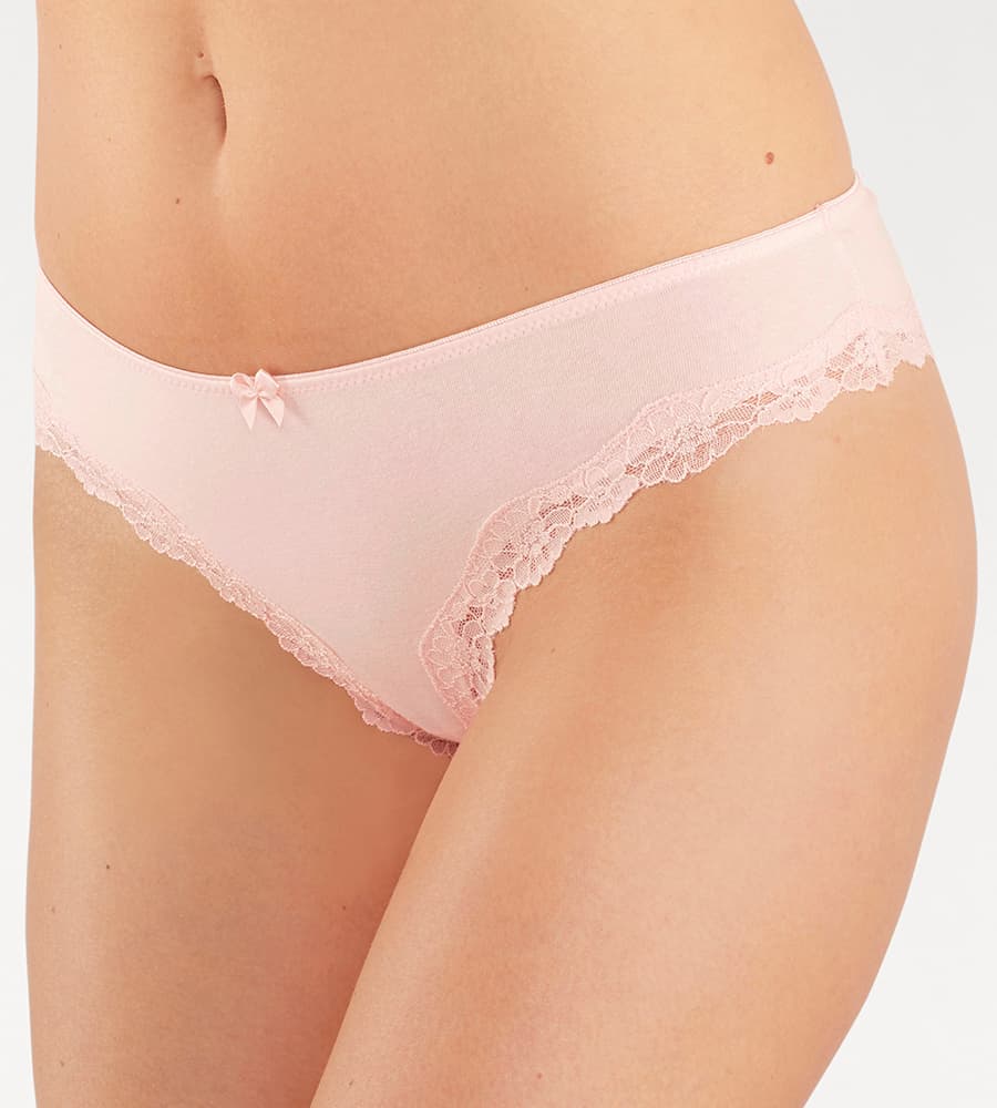 Frau trägt rosafarbenen Slip mit Spitzenverzierung und kleiner Schleife vorne.