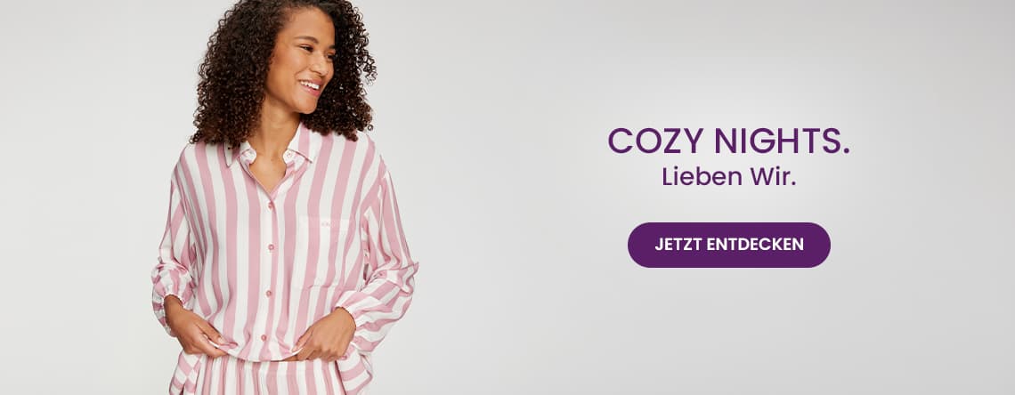 COZY NIGHTS. Lieben Wir. Frau in gestreiftem Schlafanzug. Jetzt entdecken.