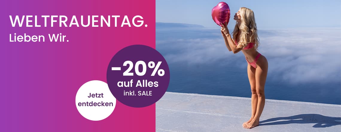 Weltfrauentag. Lieben Wir. -20 % auf Alles inkl. SALE – Frau in pinker Bademode hält Herzballon vor Meer und Wolken