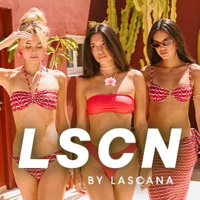 LSCN by LASCANA – Drei Frauen in roten Bikinis vor einer Wand mit Kakteen.