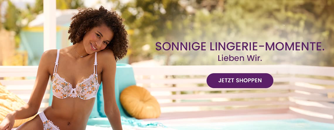 SONNIGE LINGERIE-MOMENTE. Lieben wir. – Frau in gemusterter Lingerie sitzt entspannt auf einer Terrasse am Pool