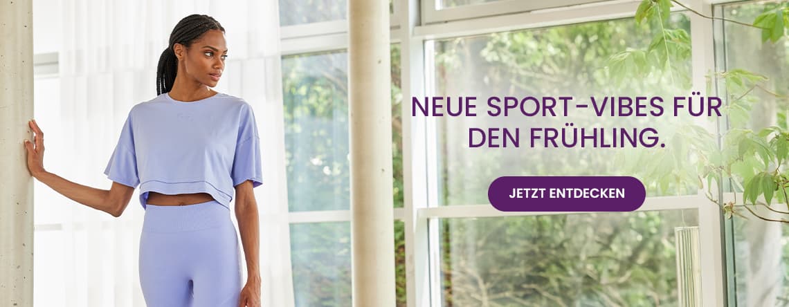 Neue Sport-Vibes für den Frühling – Person in helllila Sportoutfit steht im hellen Raum neben großen Fenstern