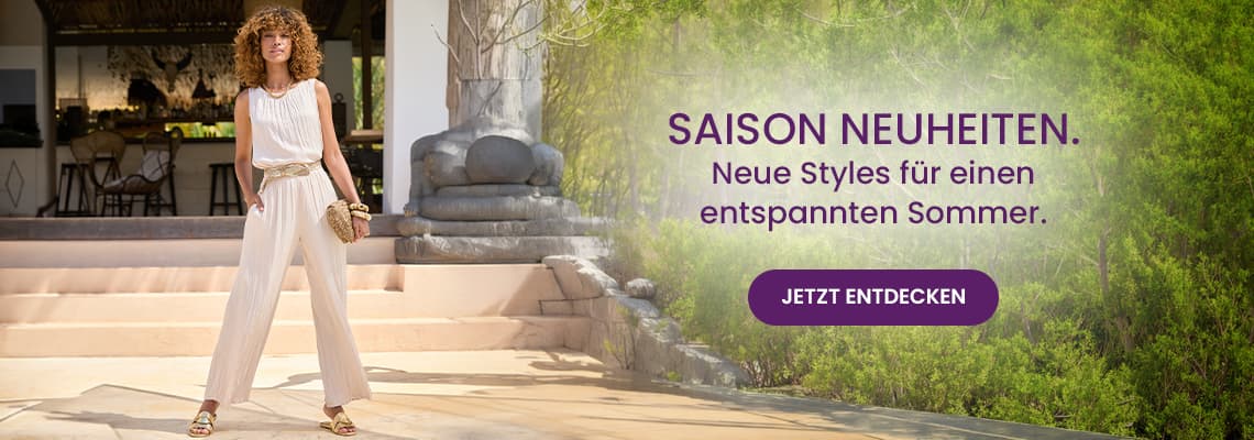 SAISON NEUHEITEN – Neue Styles für einen entspannten Sommer – Frau im ärmellosen Einteiler steht vor Terrasse im Grünen