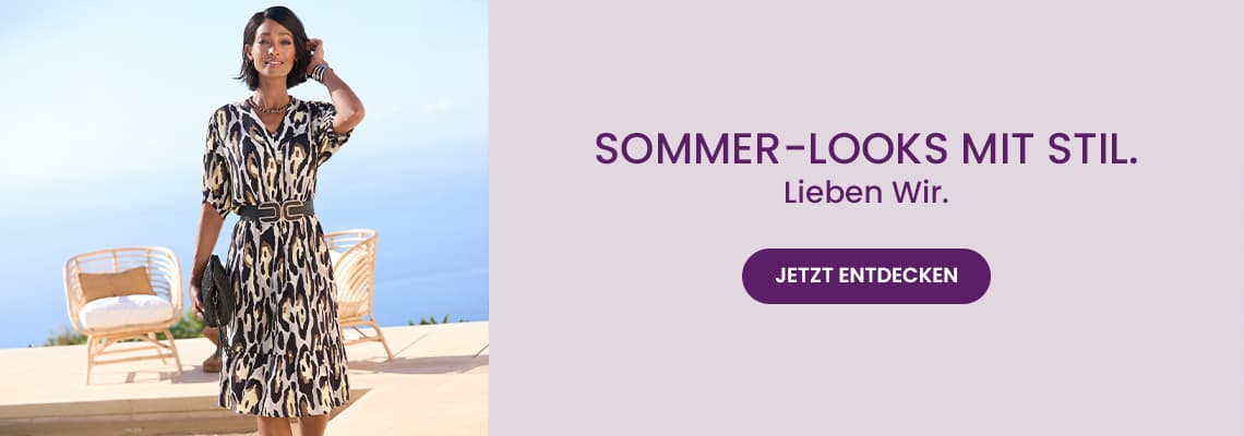 SOMMER-LOOKS MIT STIL. Lieben wir. Frau im gemusterten Kleid steht auf Terrasse mit Meerblick, Button „Jetzt entdecken“