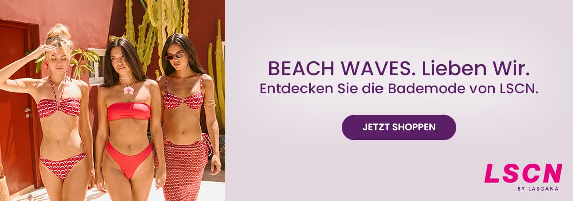 BEACH WAVES. Lieben Wir. Entdecken Sie die Bademode von LSCN – drei Frauen in roten Bikinis vor Haus und Kakteen