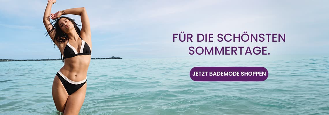 FÜR DIE SCHÖNSTEN SOMMERTAGE – JETZT BADEMODE SHOPPEN – Frau in Bikini steht im Meer und hebt die Arme