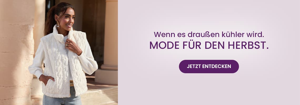 Wenn es draußen kühler wird – Mode für den Herbst. Frau im warmen Outfit steht draußen und lächelt zur Seite